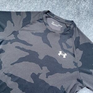 Under Armour Short Sleeve Shirt Mens S Black Camo Stretch Loose HeatGear NEW